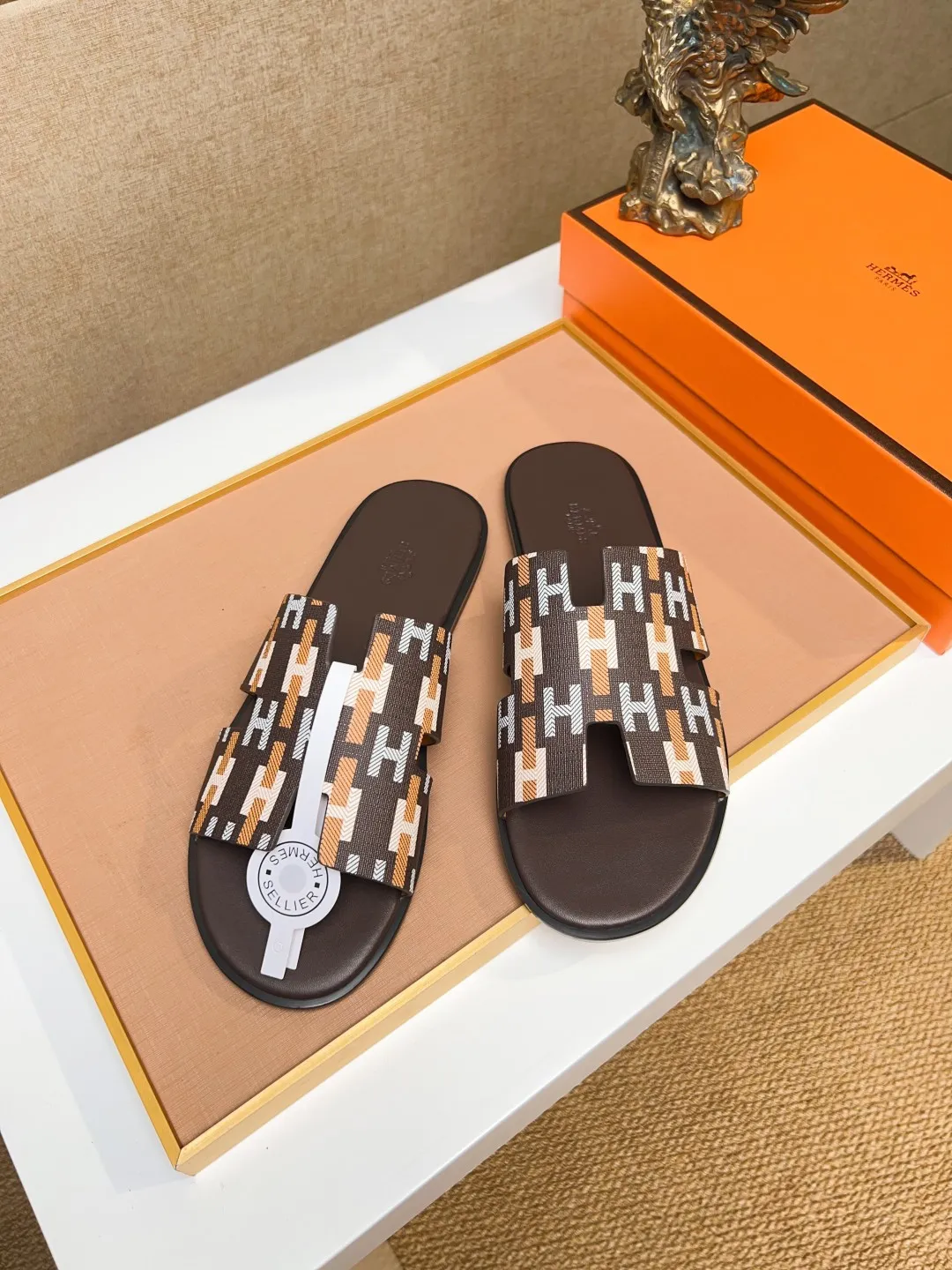 Men's clothing and shoes 💰280 💅💅💅 new arrival. Hermes Hermes official website latest counter synchronized new oran color leather H slippers, the original Paris version flew back to the original model and opened the mold to make it perfectly🍌The highest quality Sincerity, you can enter and leave the counter at will [Deyi] The upper is made of original customized  colored palm prints, crocodile print, ostrich print, colored cow leather, colored cow suede, 🤔 horse hair, 🥳 colored diamonds, 🥰 3D printing, and other genuine leather slippers, imported cow pattern foot pad lining, Italian  latest original genuine leather combination outsole Code number: 38-48 (customized at 46.47.48) Can be made into picture combination sole with genuine leather pattern and ordinary molded outsole